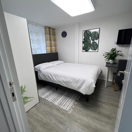 Studio In Private House Near Central Milton Keynes Apartment Exterior photo